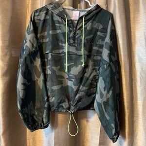 NWOT Camo Cropped Wind Breaker Large